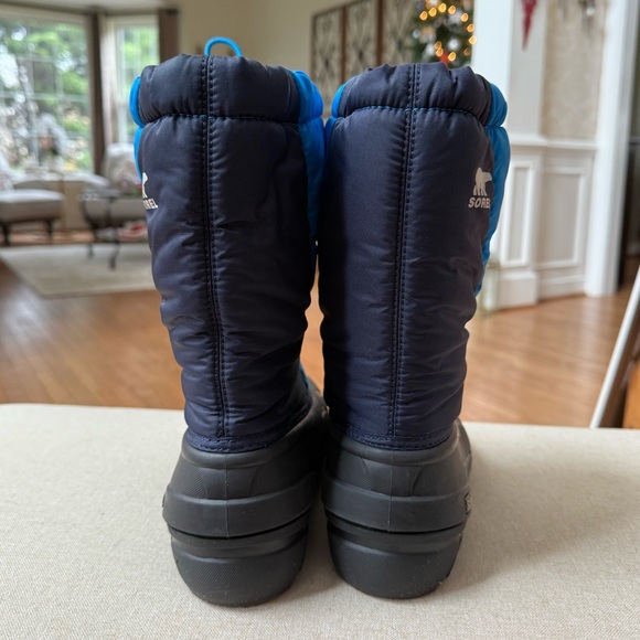 Kid’s SOREL snow boot with pull out lining! Like new condition, size youth 4. - Picture 3 of 7